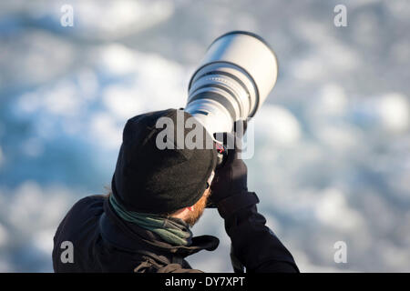 Fotograf mit einem Teleobjektiv, Spitzbergen-Island, Spitzbergen, Svalbard und Jan Mayen, Norwegen Stockfoto