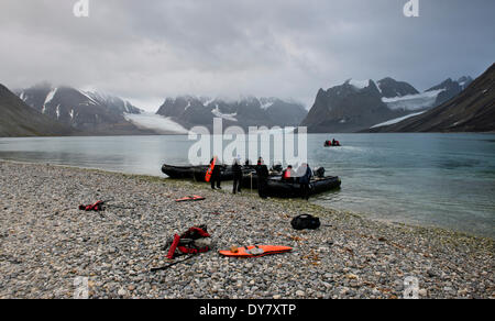 Touristen in Schlauchbooten, Magdalene Fjord, Spitzbergen-Island, Spitzbergen, Svalbard und Jan Mayen, Norwegen Stockfoto
