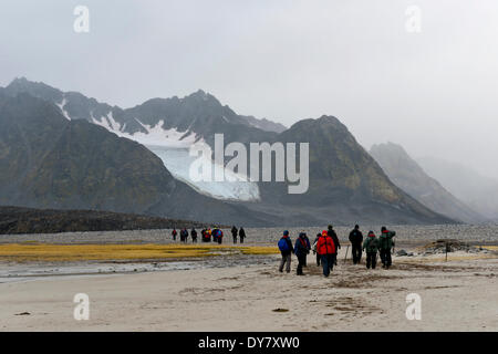 Touristen, Wandern am Magdalene Fjord, Magdalene Fjord, Spitzbergen Insel, Spitzbergen, Svalbard und Jan Mayen, Norwegen Stockfoto