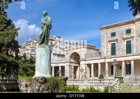 General Sir Frederick Adam Statue vor dem Museum für asiatische Kunst, Korfu-Stadt. Stockfoto