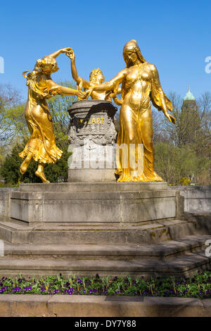 Mozartbrunnen mit Brunnen Figuren "Grace", "Gelassenheit", "Schwerkraft," Blüherpark, Dresden, Sachsen, Deutschland