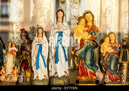 Maria von Lourdes und andere Madonna Figuren, Souvenirladen, Altötting, Upper Bavaria, Bavaria, Germany Stockfoto