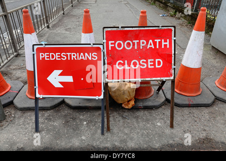 Fußweg geschlossen und Fußgänger Richtungsschilder während der Bauarbeiten, Schottland, Großbritannien Stockfoto