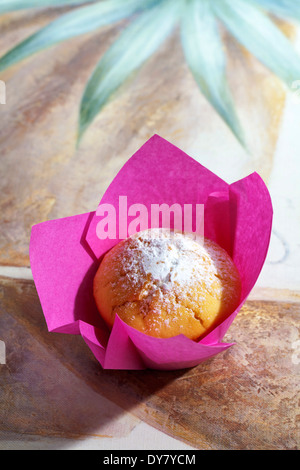 Muffin in rosa wickeln Stockfoto