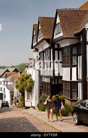 East Sussex, Roggen, Besucher in Mermaid Street Stockfoto