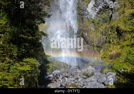 Wasserfall mit einem Regenbogen, Teufels Punchbowl Falls, Arthur Pass, Südinsel, Neuseeland Stockfoto