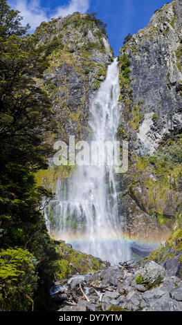 Wasserfall mit einem Regenbogen, Teufels Punchbowl Falls, Arthur Pass, Südinsel, Neuseeland Stockfoto