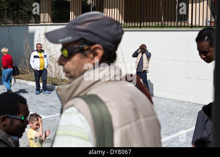 Rom, Italien. 7. April 2014. Gehäuse Bewegungen rechts besetzen ein freie Gebäude am Stadtrand von Rom, Italien, am 7. April 2014. Das Gebäude wurde durch das Eingreifen der Polizei geräumt. Das Gehäuse Bewegungen Recht Proteste gegen den Plan der Renzis Regierung und insbesondere gegen Artikel5 des Hauses Plan.In Fotos: Menschen in Solidarität der Gebäude. Bildnachweis: Valerio Muscella/NurPhoto/ZUMAPRESS.com/Alamy Live-Nachrichten Stockfoto