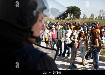 Rom, Italien. 7. April 2014. Gehäuse Bewegungen rechts besetzen ein freie Gebäude am Stadtrand von Rom, Italien, am 7. April 2014. Das Gebäude wurde durch das Eingreifen der Polizei geräumt. Das Gehäuse Bewegungen Recht wehrt sich gegen den Plan der Renzis Regierung und insbesondere gegen Artikel5 des Hausplanes. Bildnachweis: Valerio Muscella/NurPhoto/ZUMAPRESS.com/Alamy Live-Nachrichten Stockfoto