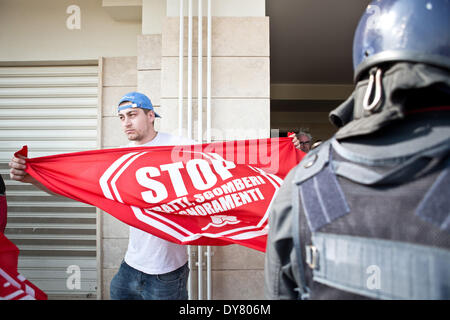 Rom, Italien. 7. April 2014. Gehäuse Bewegungen rechts besetzen ein freie Gebäude am Stadtrand von Rom, Italien, am 7. April 2014. Das Gebäude wurde durch das Eingreifen der Polizei geräumt. Das Gehäuse Bewegungen Recht wehrt sich gegen den Plan der Renzis Regierung und insbesondere gegen Artikel5 des Hausplanes. Foto: ein Mann mit dem Schreiben '' Stop Räumung "Credit: Valerio Muscella/NurPhoto/ZUMAPRESS.com/Alamy Live News Stockfoto