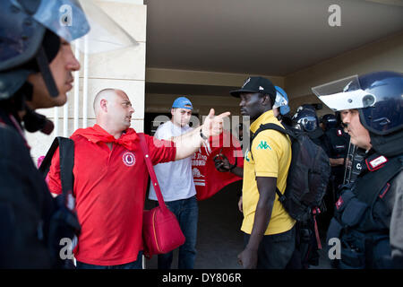 Rom, Italien. 7. April 2014. Gehäuse Bewegungen rechts besetzen ein freie Gebäude am Stadtrand von Rom, Italien, am 7. April 2014. Das Gebäude wurde durch das Eingreifen der Polizei geräumt. Das Gehäuse Bewegungen Recht wehrt sich gegen den Plan der Renzis Regierung und insbesondere gegen Artikel5 des Hausplanes. Foto: einige Insassen verlassen Sie das Gebäude vor, von der Polizei identifiziert. Bildnachweis: Valerio Muscella/NurPhoto/ZUMAPRESS.com/Alamy Live-Nachrichten Stockfoto