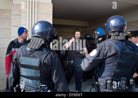 Rom, Italien. 7. April 2014. Gehäuse Bewegungen rechts besetzen ein freie Gebäude am Stadtrand von Rom, Italien, am 7. April 2014. Das Gebäude wurde durch das Eingreifen der Polizei geräumt. Das Gehäuse Bewegungen Recht wehrt sich gegen den Plan der Renzis Regierung und insbesondere gegen Artikel5 des Hausplanes. Im Bild: ein Mann verließ die besetzte Gebäude Credit: Valerio Muscella/NurPhoto/ZUMAPRESS.com/Alamy Live News Stockfoto