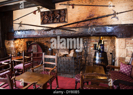 Großbritannien, England, East Sussex, Rye, Mermaid Inn, riesiger Kamin in der Bar Stockfoto