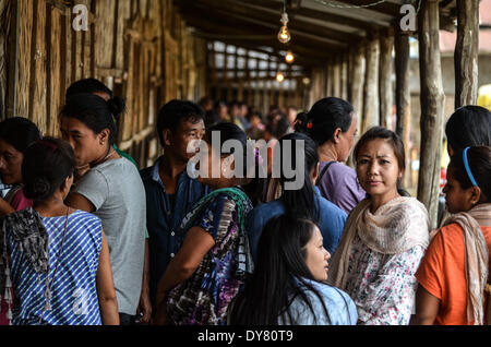 Dimapur, Indien. 9. April 2014. Naga Wähler stehen in Warteschlange, ihre Stimme in einem Wahllokal in der zweiten Phase der Lok Sabha Wahlen in Dimapur, Indien nordöstlichen Bundesstaat Nagaland am Mittwoch, 9. April 2014 abzugeben. Indien begann Abstimmung am April 7 und endet am 12. Mai, wo Hunderte von Millionen ihre Stimmzettel mit einer Regierungsbildung Indien gegossen haben. Bildnachweis: Caisii Mao/NurPhoto/ZUMAPRESS.com/Alamy Live-Nachrichten Stockfoto