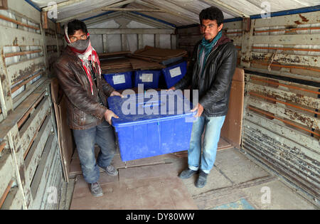 Bamyan. 9. April 2014. Afghanische Wahlhelfer entladen Wahlurnen in einem unabhängigen Wahl Commission (IEC) Büro in Bamyan Provinz in Zentralafghanistan am 9. April 2014. Bildnachweis: Kamran/Xinhua/Alamy Live-Nachrichten Stockfoto