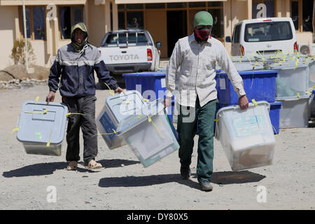 Bamyan. 9. April 2014. Afghanische Wahlhelfer weitermachen 9. April 2014 Wahlurnen in einem unabhängigen Wahl Commission (IEC) Büro in Bamyan Provinz in Zentralafghanistan. Bildnachweis: Kamran/Xinhua/Alamy Live-Nachrichten Stockfoto