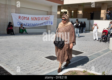 Rom, Italien. 7. April 2014. Gehäuse Bewegungen rechts besetzen ein freie Gebäude am Stadtrand von Rom, Italien, am 7. April 2014. Das Gebäude wurde durch das Eingreifen der Polizei geräumt. Das Gehäuse Bewegungen Recht wehrt sich gegen den Plan der Renzis Regierung und insbesondere gegen Artikel5 des Hausplanes. Foto: tunesische Frau in Solidarität mit den Demonstranten Credit: Valerio Muscella/NurPhoto/ZUMAPRESS.com/Alamy Live News Stockfoto