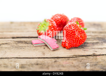 Erdbeere Kaugummi auf einem hölzernen Hintergrund Stockfoto