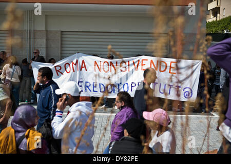 Rom, Italien. 7. April 2014. Gehäuse Bewegungen rechts besetzen ein freie Gebäude am Stadtrand von Rom, Italien, am 7. April 2014. Das Gebäude wurde durch das Eingreifen der Polizei geräumt. Das Gehäuse Bewegungen Recht wehrt sich gegen den Plan der Renzis Regierung und insbesondere gegen Artikel5 des Hausplanes. Bildnachweis: Valerio Muscella/NurPhoto/ZUMAPRESS.com/Alamy Live-Nachrichten Stockfoto