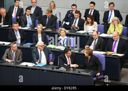 Berlin, Deutschland. 9. April 2014. Bundeskanzlerin Angela Merkel (1. R Front) reagiert nach ihrer Rede während einer Debatte über den Bundeshaushalt 2014 im Bundestag, das Unterhaus des Parlaments, in Berlin, Deutschland, am 9. April 2014. Bildnachweis: Zhang Fan/Xinhua/Alamy Live-Nachrichten Stockfoto
