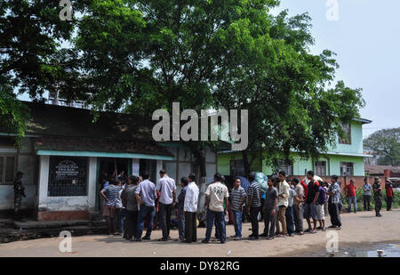 Dimapur, Indien. 9. April 2014. Indische Wähler stehen in Warteschlange, ihre Stimme in einem Wahllokal in der zweiten Phase der Lok Sabha Wahlen in Dimapur, Indien nordöstlichen Bundesstaat Nagaland am Mittwoch, 9. April 2014 abzugeben. Indien begann Abstimmung am April 7 und endet am 12. Mai, wo Hunderte von Millionen ihre Stimmzettel mit einer Regierungsbildung Indien gegossen haben. Bildnachweis: Caisii Mao/NurPhoto/ZUMAPRESS.com/Alamy Live-Nachrichten Stockfoto