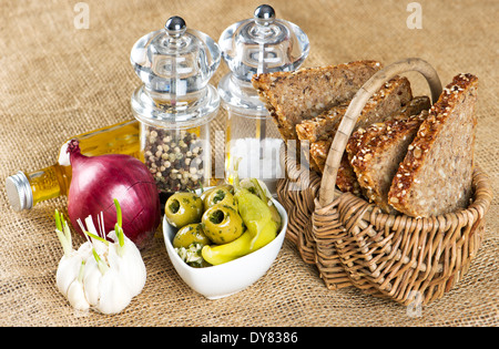 leckeres Vollkornbrot mit Oliven, Knoblauch, Zwiebeln und Gewürzen Stockfoto