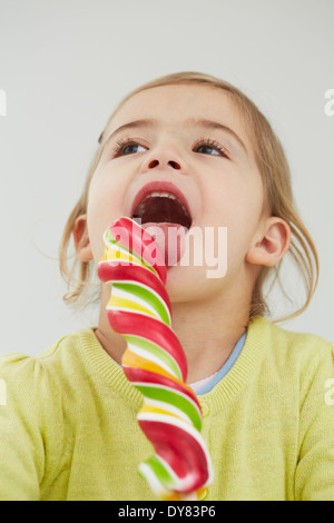 Deutschland, Mädchen mit Lolly pop Stockfoto