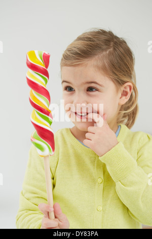 Deutschland, Mädchen mit Lolly pop Stockfoto