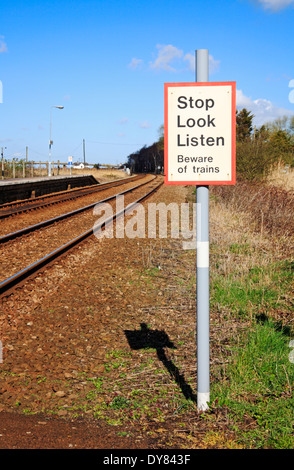 Hüten Sie sich vor Züge Schild am Haddiscoe Bahnhof, Norfolk, England, Vereinigtes Königreich. Stockfoto