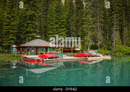 Die bunten Bootshaus am Emerald Lake, Yoho Nationalpark, Britisch-Kolumbien, Kanada. Stockfoto