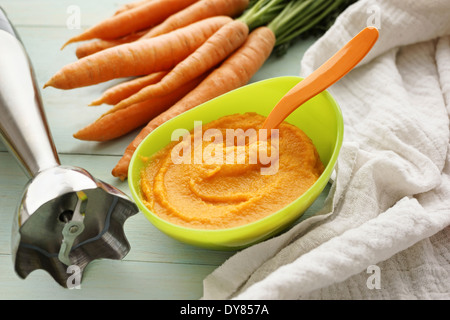 Stabmixer, Schüssel mit Karottenpüree, Karotten und Tuch Stockfoto