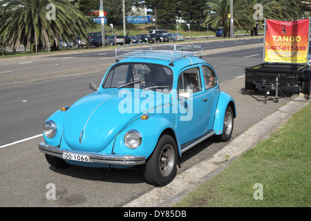 Ein klassischer VW-Käfer-Wagen, der an der Pittwater Road, Sydney, Australien, geparkt ist Stockfoto
