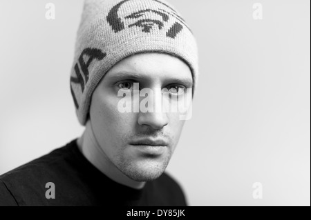 Junger Mann mit Hut, Porträt Stockfoto