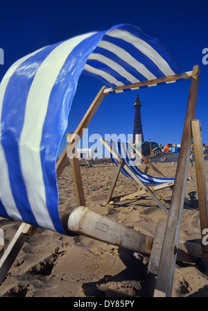 Liegestühle am Strand von Blackpool, Lancashire, England bläst Stockfoto