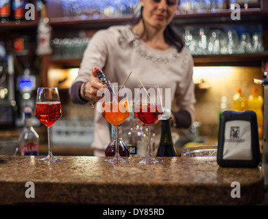 Bar-Frau damit Gläser Aperol Spritz in einer Bar in Venedig Stockfoto