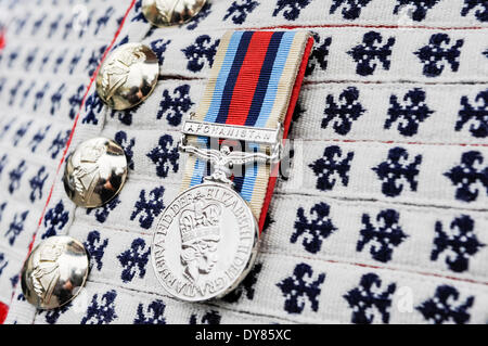 Holywood, Northern Ireland. 9. April 2014 - ein Afghanistan-Service-Medaille auf der Uniform eines Soldaten von der Irish Guards Gutschrift getragen: Stephen Barnes/Alamy Live News Stockfoto