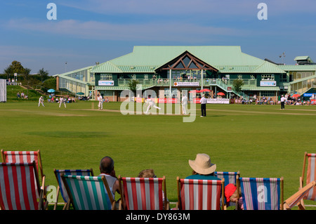 Zuschauer bei einem Cricket-spiel. Horntye Park, Hastings, East Sussex, England, Großbritannien Stockfoto