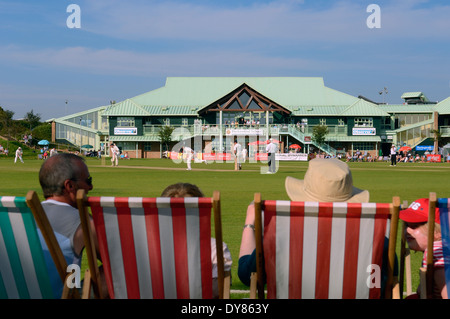 Zuschauer bei einem Cricket-spiel. Horntye Park, Hastings, East Sussex, England, Großbritannien Stockfoto