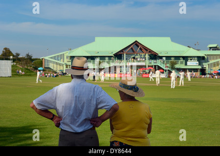 Zuschauer bei einem Cricket-spiel. Horntye Park, Hastings, East Sussex, England, Großbritannien Stockfoto