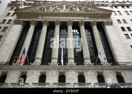 Spalten an der New York Stock Exchange im Financial District in Manhattan, New York City, USA Stockfoto