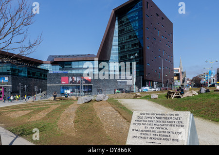 Universität von Plymouth Roland Levinsky Gebäude von Puzzle Park gesehen Stockfoto