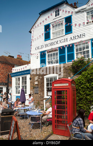 Großbritannien, England, East Sussex, Rye, wünschen Ward, Menschen saßen in Sonne außen Old Borough Arms Stockfoto