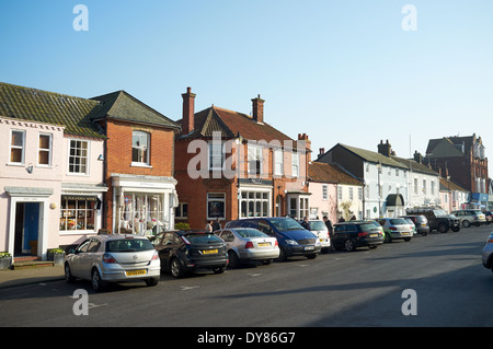 Parkende Autos, High Street, Aldeburgh, Suffolk, UK. Stockfoto