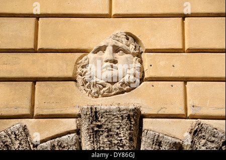 Italien, Rom, jüdisches Ghetto, Palazzo Cenci, Medusa Head, das antike römische Relief ist in die Mauer über der Tür aus dem 16. Jahrhundert eingebettet Stockfoto