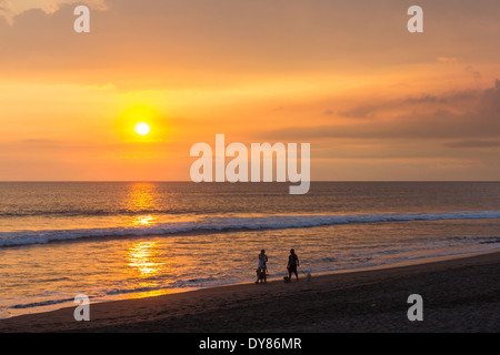 Sonnenuntergang am Petitenget Beach, Seminyak, Bali. Stockfoto