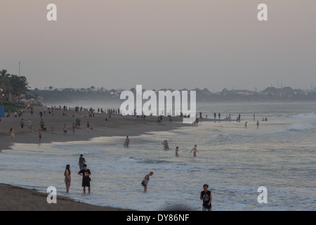 Petitenget Beach, Seminyak, Bali. Petitenget Beach ist eine kontinuierliche Weite des grauen Sand erstreckt sich in beide Richtungen. Stockfoto