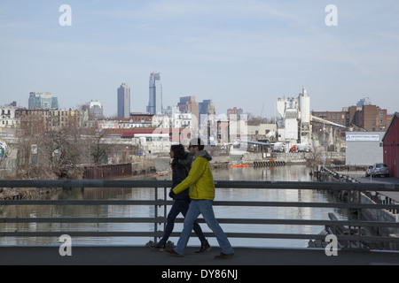 Zwei Menschen laufen auf der 9th Street Brücke über die verschmutzte Gowanus Canal in Brooklyn, New York. Umwelt super Fonds clean-up-Website. Stockfoto