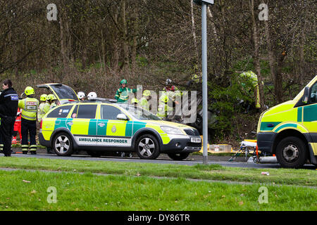 Queenswood Fahrt, Leeds West Yorkshire UK 9. April 2014. Notdienste besuchen einen Vorfall bei rund 1400 Stunden in dem ein Fahrzeug in einem belebten Vorort Straße aufgehoben. Zwei Personen wurden freigeschnitten aus dem Fahrzeug landete auf dem Dach im Wald an der Seite der Straße im Bereich Becketts Park LS6 und aus der Szene entfernt mit einem Krankenwagen. West Yorkshire Air Ambulance auch besuchte die Szene aber wurde nicht verwendet, um Verluste zu transportieren. Ein anderes Fahrzeug, eine gelbe Seat Ibiza, die gesehen wurde, beschädigt zu sein war auch in der Nähe geparkt. Bildnachweis: Ian Wray/Alamy Live-Nachrichten Stockfoto