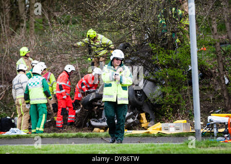 Queenswood Fahrt, Leeds West Yorkshire UK 9. April 2014. Notdienste besuchen einen Vorfall bei rund 1400 Stunden in dem ein Fahrzeug in einem belebten Vorort Straße aufgehoben. Zwei Personen wurden freigeschnitten aus dem Fahrzeug landete auf dem Dach im Wald an der Seite der Straße im Bereich Becketts Park LS6 und aus der Szene entfernt mit einem Krankenwagen. West Yorkshire Air Ambulance auch besuchte die Szene aber wurde nicht verwendet, um Verluste zu transportieren. Ein anderes Fahrzeug, eine gelbe Seat Ibiza, die gesehen wurde, beschädigt zu sein war auch in der Nähe geparkt. Bildnachweis: Ian Wray/Alamy Live-Nachrichten Stockfoto