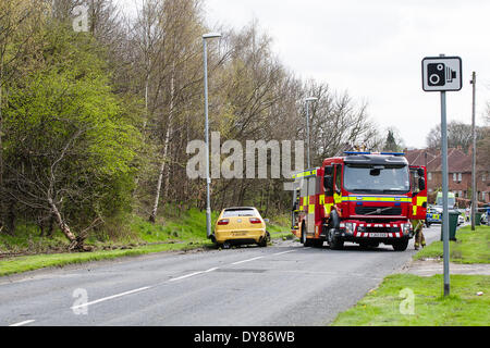 Queenswood Fahrt, Leeds West Yorkshire UK 9. April 2014. Notdienste besuchen einen Vorfall bei rund 1400 Stunden in dem ein Fahrzeug in einem belebten Vorort Straße aufgehoben. Zwei Personen wurden freigeschnitten aus dem Fahrzeug landete auf dem Dach im Wald an der Seite der Straße im Bereich Becketts Park LS6 und aus der Szene entfernt mit einem Krankenwagen. West Yorkshire Air Ambulance auch besuchte die Szene aber wurde nicht verwendet, um Verluste zu transportieren. Ein anderes Fahrzeug, eine gelbe Seat Ibiza, die gesehen wurde, beschädigt zu sein war auch in der Nähe geparkt. Bildnachweis: Ian Wray/Alamy Live-Nachrichten Stockfoto